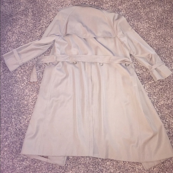 Vintage Burberry trench coat. - Picture 2 of 4